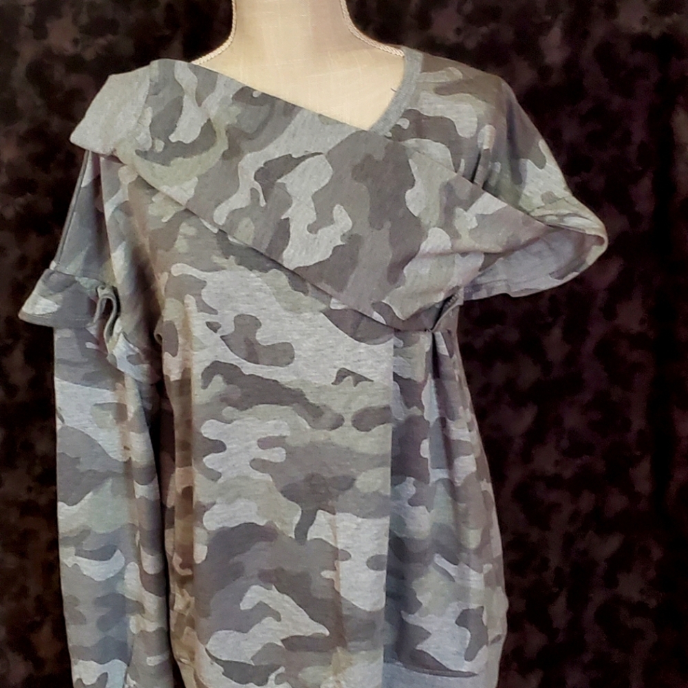 Preloved camo sweater